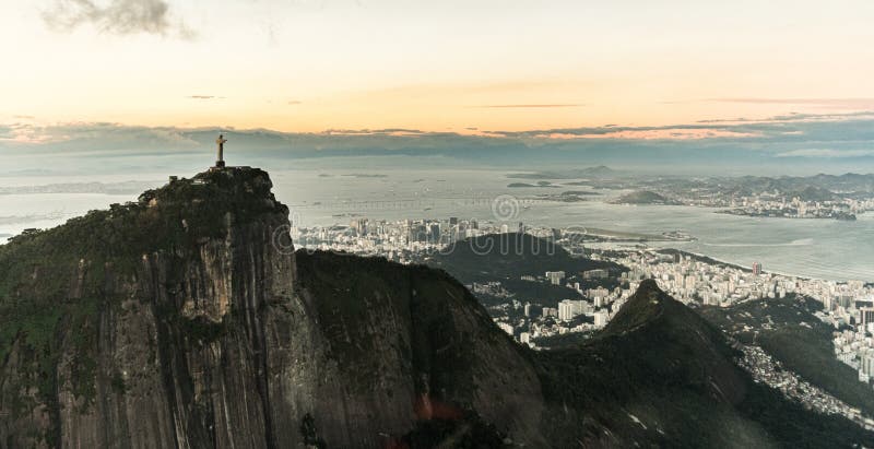 Statue de redentor de cristo dans le tir aérien de Rio de Janeiro pendant un coucher de soleil spectaculaire image libre de droits