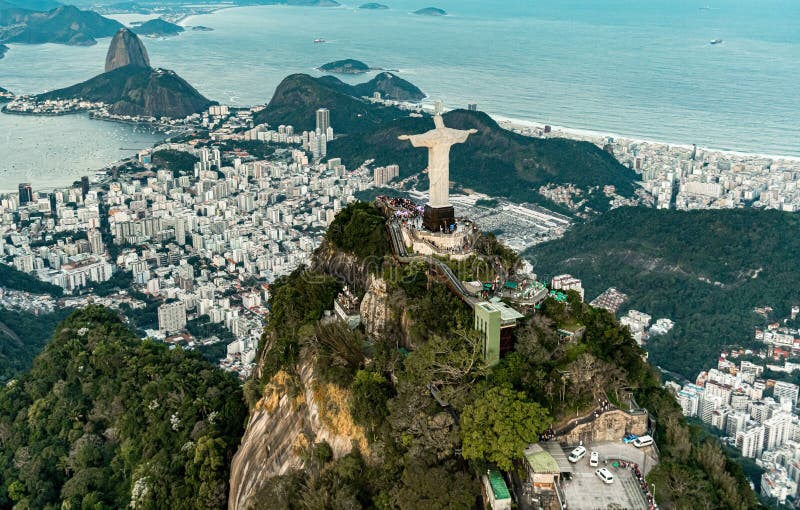 Statue de redentor de cristo dans le tir aérien de Rio de Janeiro pendant un coucher de soleil spectaculaire images stock