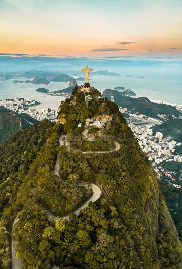 Statue de redentor de cristo dans le tir aérien de Rio de Janeiro pendant un coucher de soleil spectaculaire photographie stock