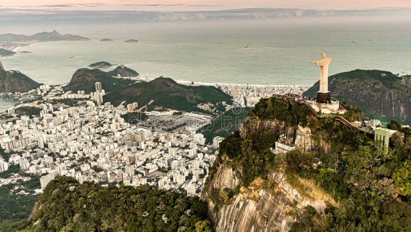 Statue de redentor de cristo dans le tir aérien de Rio de Janeiro pendant un coucher de soleil spectaculaire image libre de droits