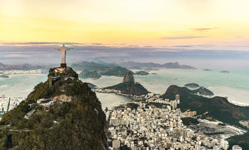Statue de redentor de cristo dans le tir aérien de Rio de Janeiro pendant un coucher de soleil spectaculaire photographie stock libre de droits