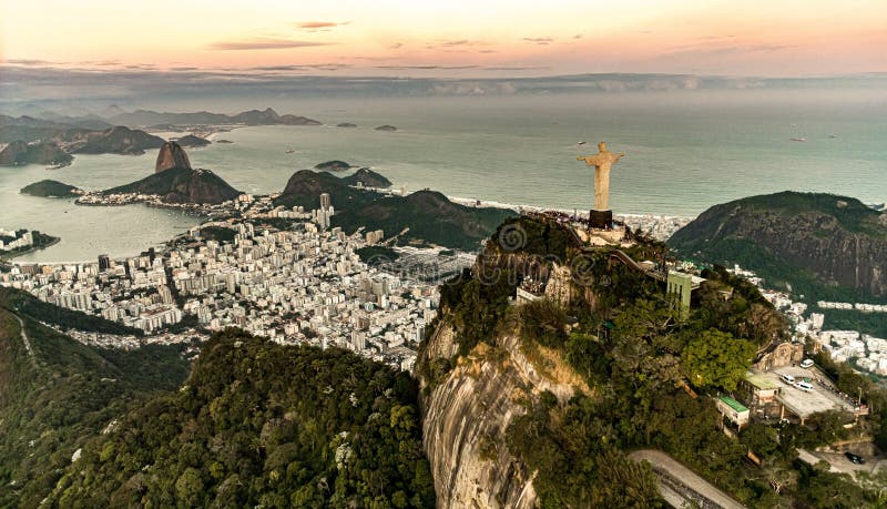 Statue de redentor de cristo dans le tir aérien de Rio de Janeiro pendant un coucher de soleil spectaculaire images libres de droits