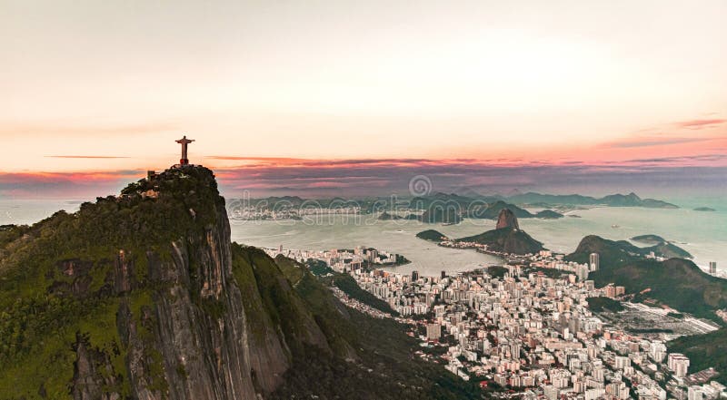 Statue de redentor de cristo dans le tir aérien de Rio de Janeiro pendant un coucher de soleil spectaculaire photographie stock libre de droits