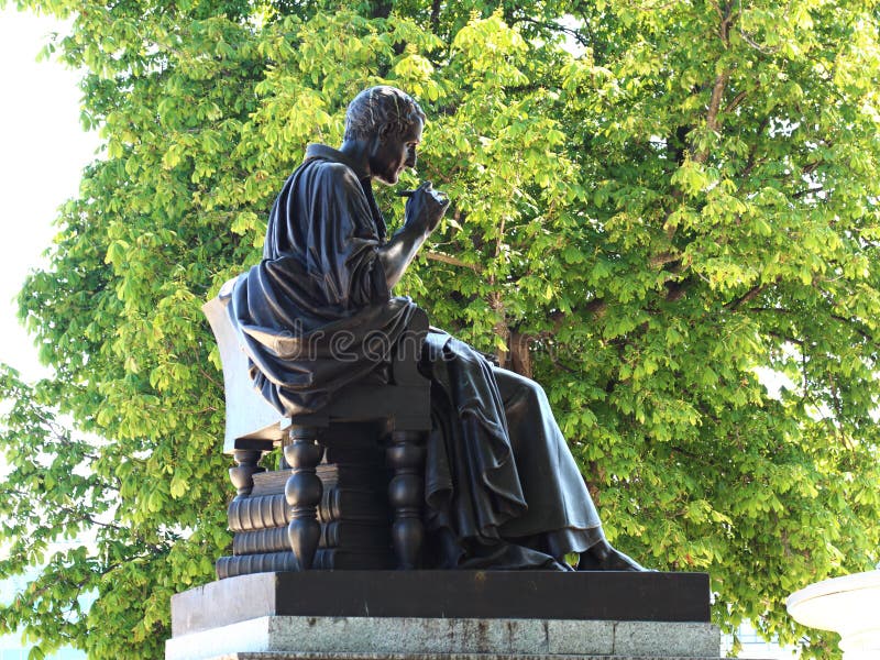 Statue de rousseau sur le rousseau Genève ile de France
