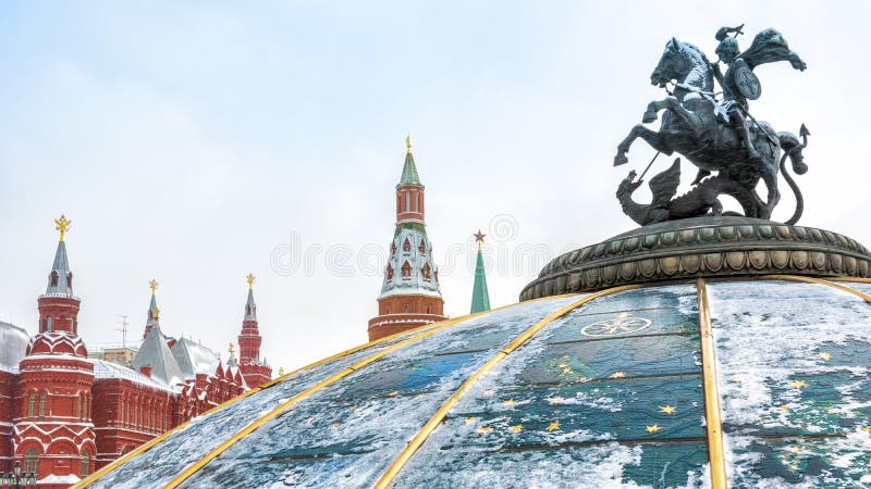 Statue de St George sur la place de Manege ou de Manezhnaya près de Moscou Kremlin en hiver, Russie