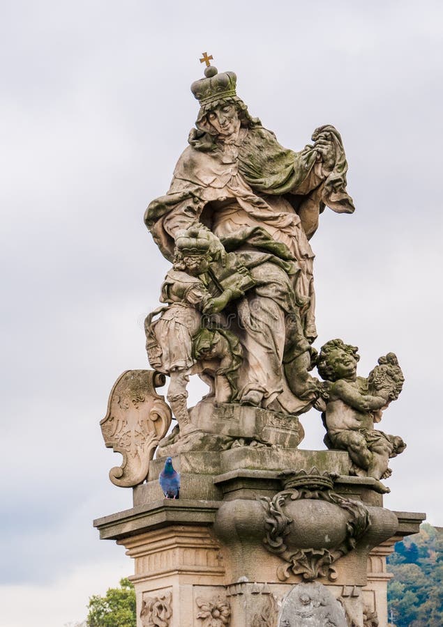 Statue de St Ludmila, son St Wenceslas de petit-fils sur Charles Bridge à Prague, tchèque photographie stock Statue de St Ludmila, son St Wenceslas de petit-fils sur Charles Bridge à Prague, tchèque photographie stock
