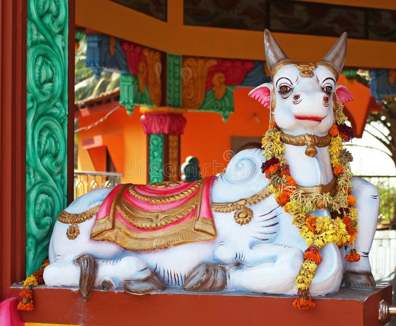 Statue de vache dans le temple hindou photographie stock Statue de vache dans le temple hindou photographie stock