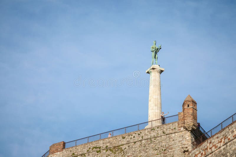 Statue de Victor sur la forteresse de Kalemegdan vue du fond à Belgrade, Serbie image libre de droits Statue de Victor sur la forteresse de Kalemegdan vue du fond à Belgrade, Serbie image libre de droits