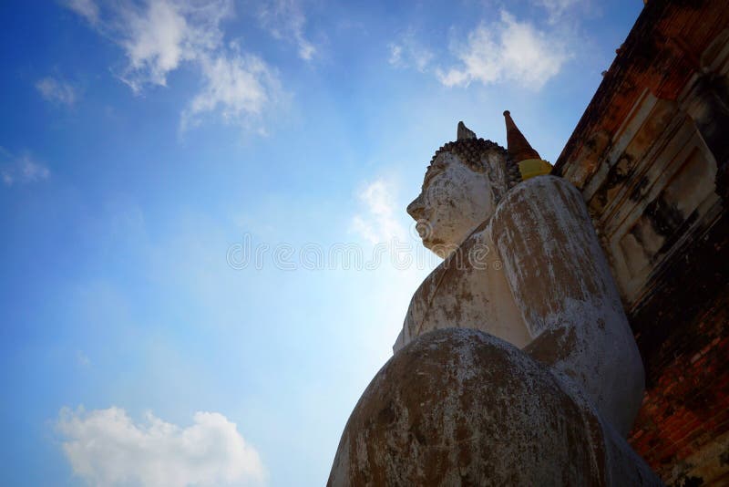 Statue der Reise Thailand - Buddhas in Wat Yai Chaimongkol auf Hintergrund des blauen Himmels und der Wolke, lizenzfreies stockfoto Statue der Reise Thailand - Buddhas in Wat Yai Chaimongkol auf Hintergrund des blauen Himmels und der Wolke, lizenzfreies stockfoto