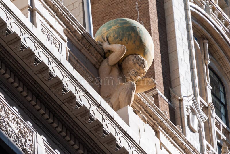 Statue des Atlasses an der Spitze des Atlas-Leben-Gebäudes in Tulsa, OKAY lizenzfreies stockfoto Statue des Atlasses an der Spitze des Atlas-Leben-Gebäudes in Tulsa, OKAY lizenzfreies stockfoto