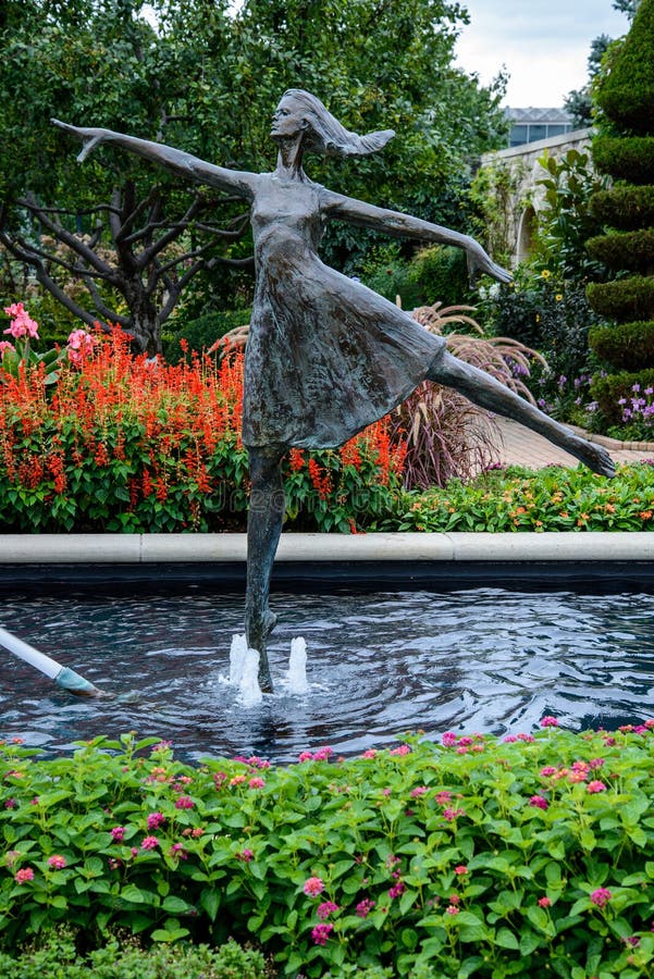 Statue in Des DenkmalBlumenGartens Stockbild Bild von anspornen