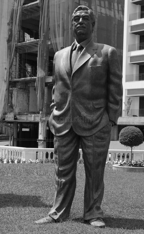 Statue des Libanais assassinée l'ancien ministre Rafik Hariri à son monument dans le centre de Beyrouth photo stock Statue des Libanais assassinée l'ancien ministre Rafik Hariri à son monument dans le centre de Beyrouth photo stock
