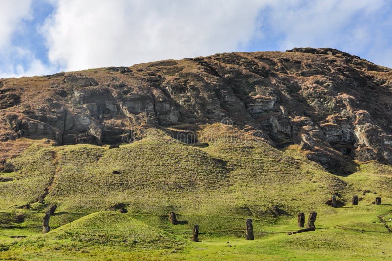 Statue di Moai in Rano Raraku Volcano, isola di pasqua, Cile immagini stock Statue di Moai in Rano Raraku Volcano, isola di pasqua, Cile immagini stock