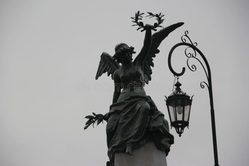 Statue, die Krone, Recoleta-Kirchhof anhebt CABA stockfoto
