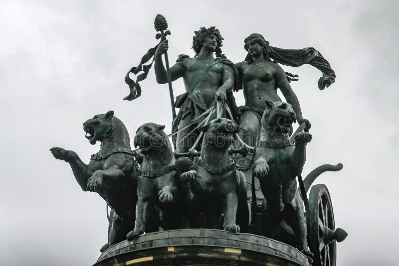 Statue Dionis och Ariadna chariot med fyra pantrar ovanpå Dresden Opera Theater i Dresden, Tyskland maj 2014 arkivbild Statue Dionis och Ariadna chariot med fyra pantrar ovanpå Dresden Opera Theater i Dresden, Tyskland maj 2014 arkivbild