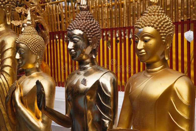 Statue dorate del buddha in Wat Phrathat Doi Suthep