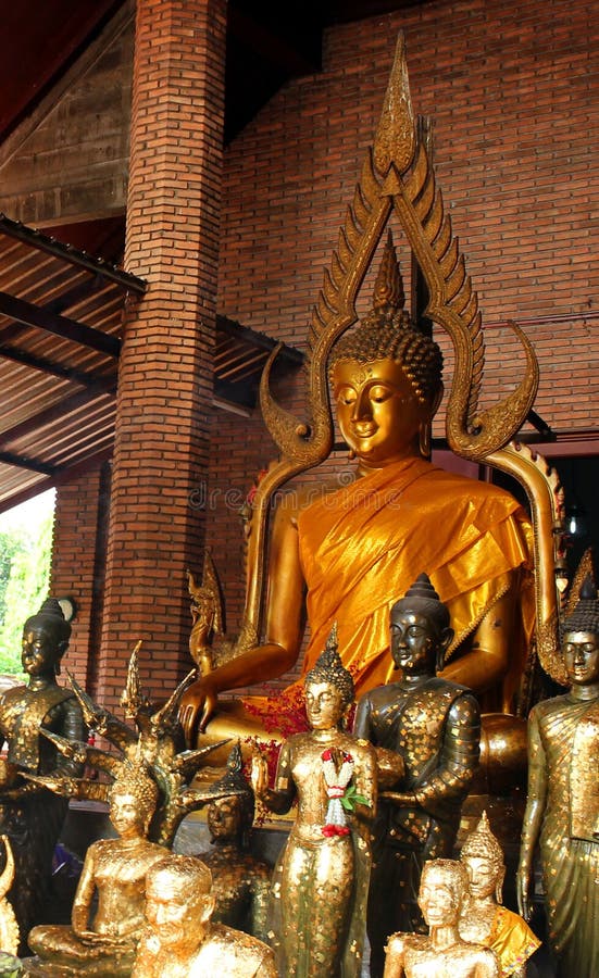 Statue dorate di Buddha in un piccolo tempio a Wat Phra Sri Sanphet Ayutthaya, Tailandia immagini stock Statue dorate di Buddha in un piccolo tempio a Wat Phra Sri Sanphet Ayutthaya, Tailandia immagini stock