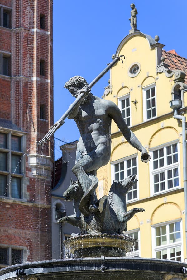 Statue du 17ème siècle de fontaine du ` s de Neptune à la rue de marché à terme, Danzig, Pologne images stock Statue du 17ème siècle de fontaine du ` s de Neptune à la rue de marché à terme, Danzig, Pologne images stock