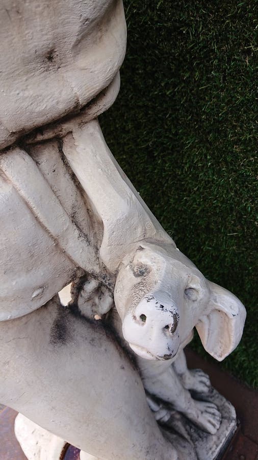 Statue eines Hundes im Stein in Schwarzweiss lizenzfreies stockfoto