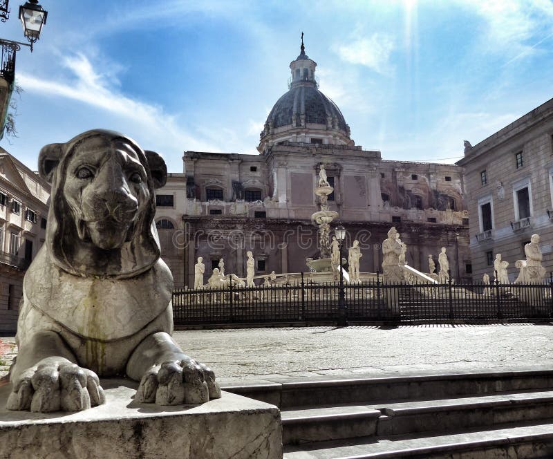 Statue eines Löwes im Vordergrund nahe der Piazza Pretoria nach Palermo palermo sizilien Italien lizenzfreie stockbilder Statue eines Löwes im Vordergrund nahe der Piazza Pretoria nach Palermo palermo sizilien Italien lizenzfreie stockbilder
