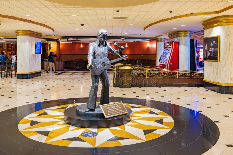 Statue of the Elvis Presley Museum Editorial Photography Image of
