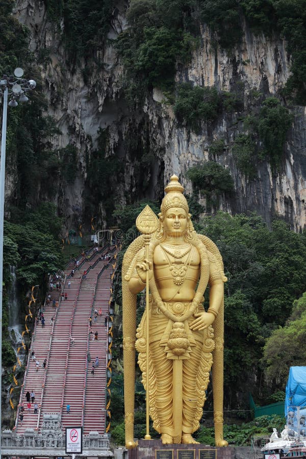 Statue et entrée de Murugan aux cavernes de Batu photographie stock libre de droits Statue et entrée de Murugan aux cavernes de Batu photographie stock libre de droits