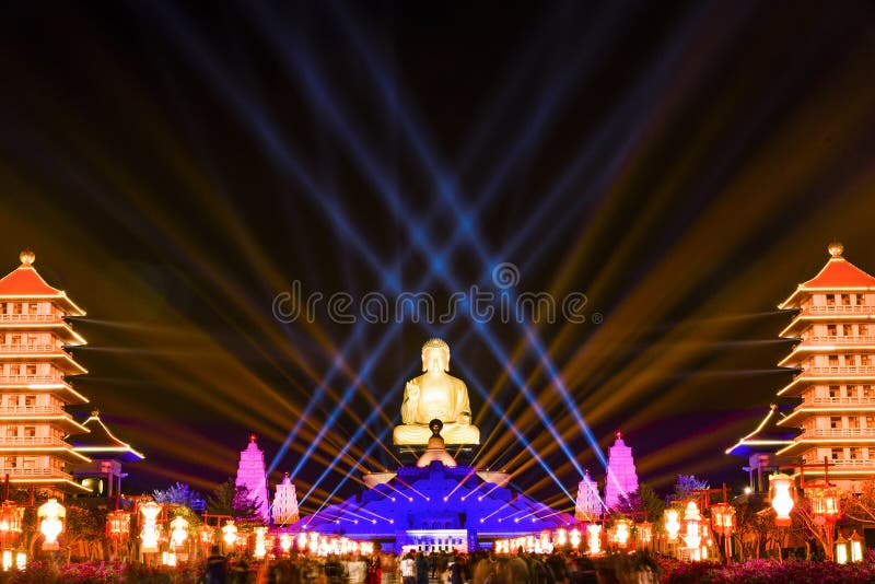 Statue géante de bouddha vue de nuit. Musée de guang shan buddha à kaohsiung taiwan. le magnifique musée de guang shan buddha à kaohsiung taiwan. est un espace public extérieur gratuit.