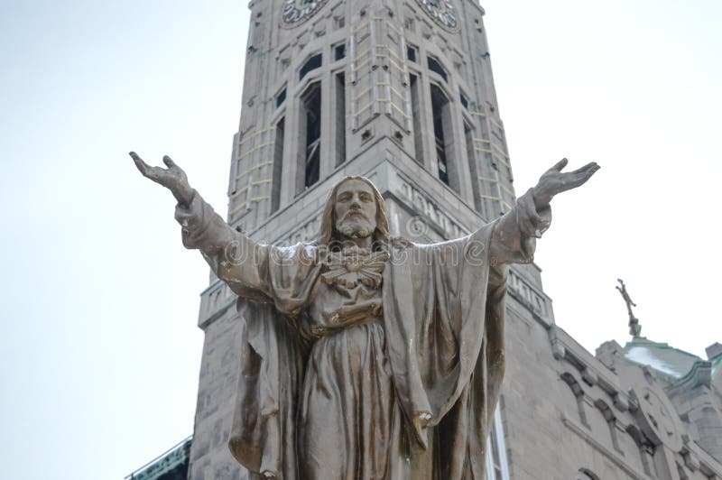 Statue im Freien von Jesus mit den offenen Armen lizenzfreie stockbilder Statue im Freien von Jesus mit den offenen Armen lizenzfreie stockbilder