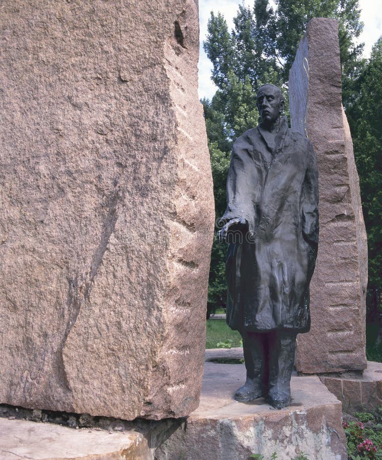 A statue by Imre Varga of Raoul Wallenberg