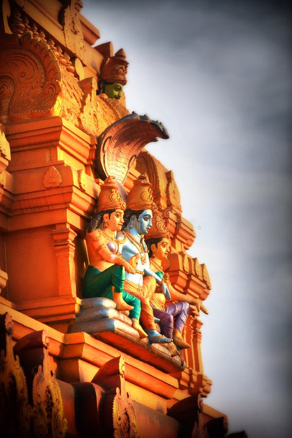 Statue indoue de Vishnu d'un dieu sur le mur de temple images stock Statue indoue de Vishnu d'un dieu sur le mur de temple images stock