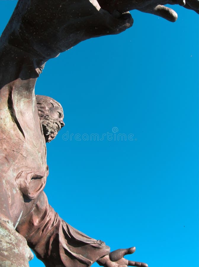 Statua da cristo redentore pregano sul montagna.