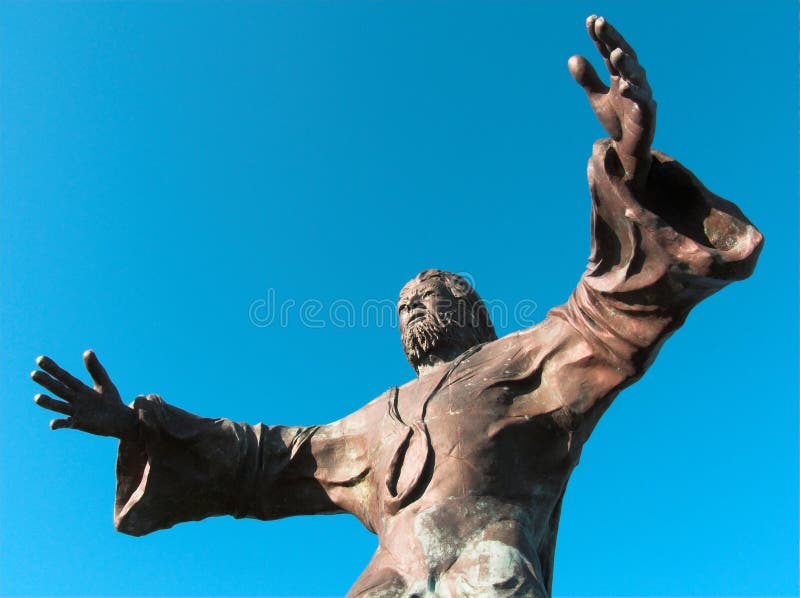 Statua da cristo redentore pregano sul montagna.