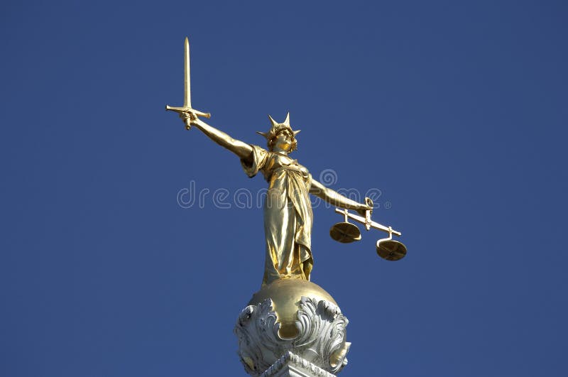 Statua della giustizia, una donna in possesso di una spada nella mano destra, in piedi per il potere di punire e di una bilancia nella sua mano sinistra in piedi per equità sul tetto del vecchio bailey, ufficialmente noto come central criminal court, londra, inghilterra, regno unito, europa, adottata nel giugno 2006