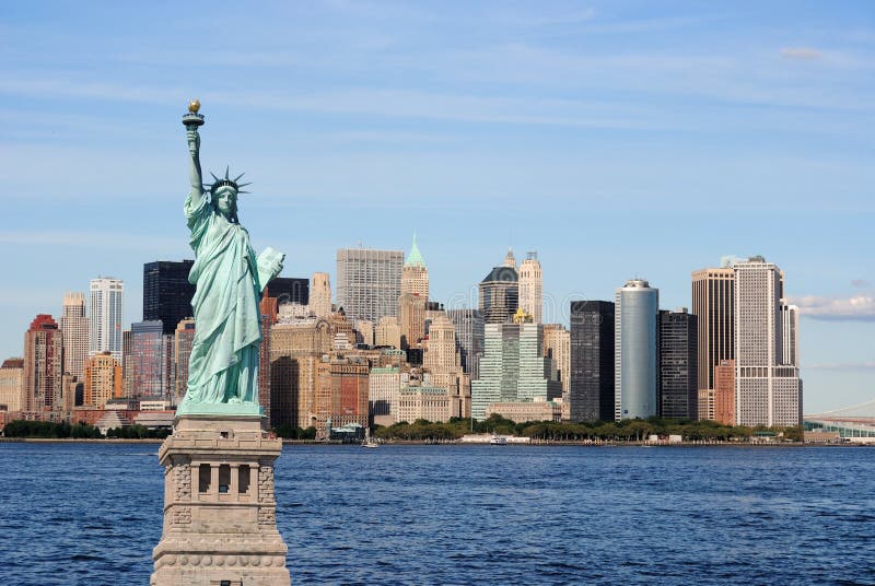 Dominantou Socha Svobody proti impozantní panorama New Yorku.