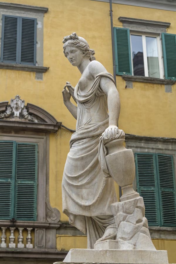 Statue in Lucca stock photo. Image of italy, monument 36243260