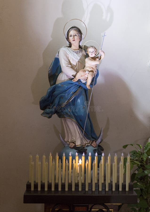 Statue Madonna und Kind, Kirche des Heiligen Catherine von Alexandria, Galatina, Italien lizenzfreies stockbild Statue Madonna und Kind, Kirche des Heiligen Catherine von Alexandria, Galatina, Italien lizenzfreies stockbild
