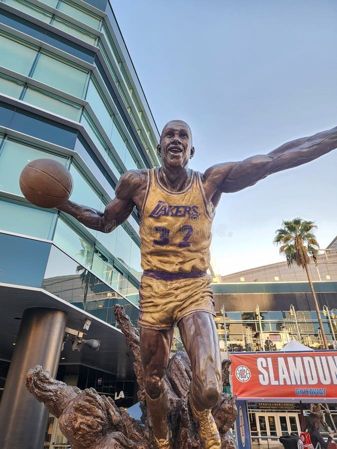 A statue of Magic Johnson dribbling a basketball a Lakers uniform with the number  32 in front of Crypto.com Arena in Los Angeles California USA Stock Photo