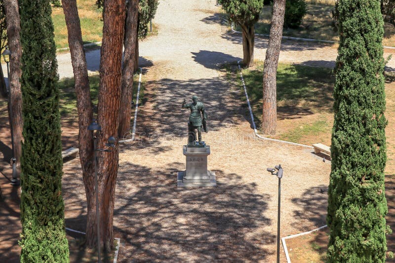 Statue monumentale en bronze de l'Imperator Caesar Augustus Hadrian, Rome, Italie photos libres de droits Statue monumentale en bronze de l'Imperator Caesar Augustus Hadrian, Rome, Italie photos libres de droits
