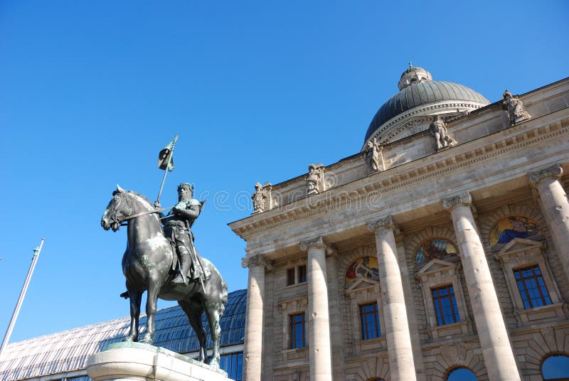 statue in munich