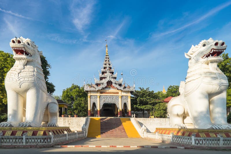 Statue nazionali gigantesche del guardiano di Bobyoki alla collina di Mandalay myanmar fotografia stock Statue nazionali gigantesche del guardiano di Bobyoki alla collina di Mandalay myanmar fotografia stock