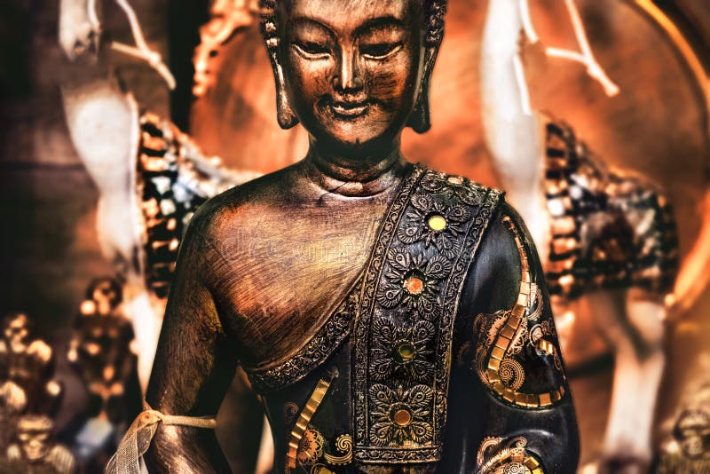 Statue orange en bronze méditante de fond de yoga de Bouddha photographie stock libre de droits Statue orange en bronze méditante de fond de yoga de Bouddha photographie stock libre de droits