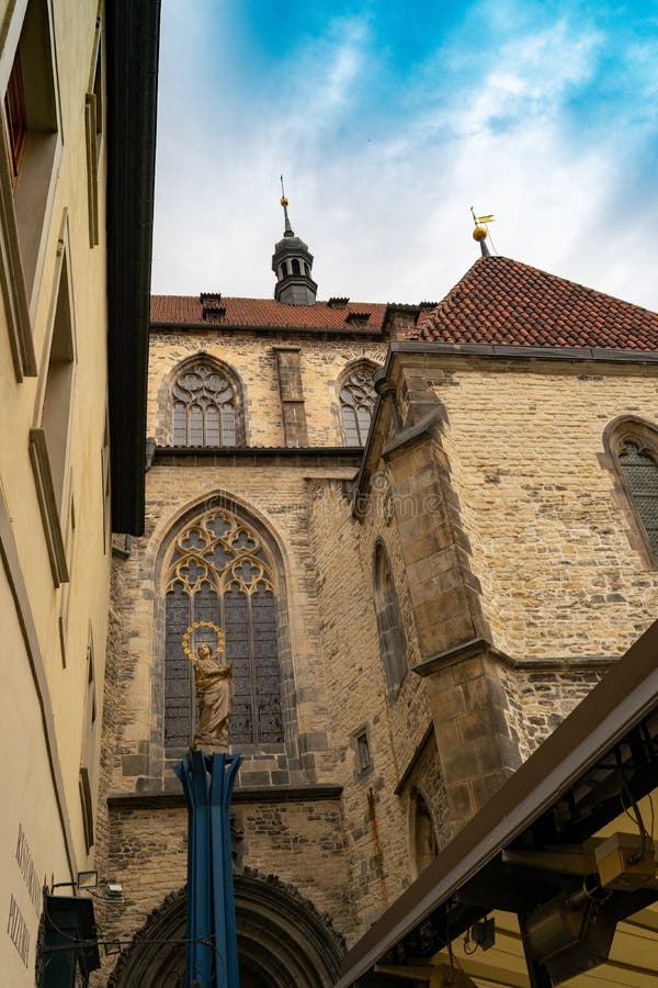 Statue par l'église de notre Madame Before Tyn, vieille place, Prague, République Tchèque, vue de côté photographie stock Statue par l'église de notre Madame Before Tyn, vieille place, Prague, République Tchèque, vue de côté photographie stock