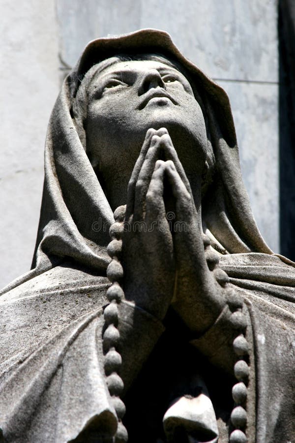 Statua da prega persona sul cimitero,.