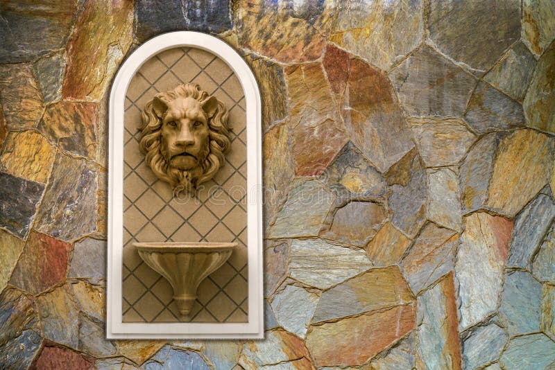 Statue principale de lion sur le mur en pierre caverneux ornement de bas soulagement de sculpture en architecture de décoration d image stock Statue principale de lion sur le mur en pierre caverneux ornement de bas soulagement de sculpture en architecture de décoration d image stock