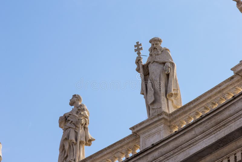 Statue sul tetto della cattedrale di St Paul immagine stock libera da diritti Statue sul tetto della cattedrale di St Paul immagine stock libera da diritti