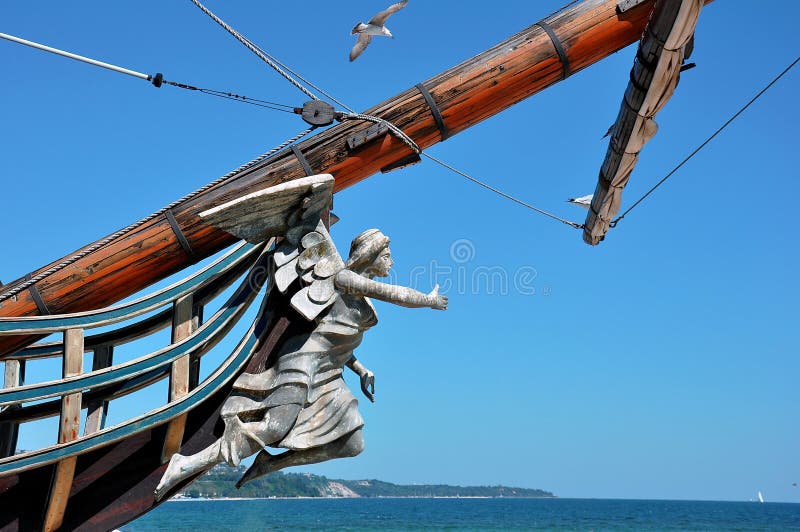 Statue sur l'arc d'un bateau photo libre de droits Statue sur l'arc d'un bateau photo libre de droits