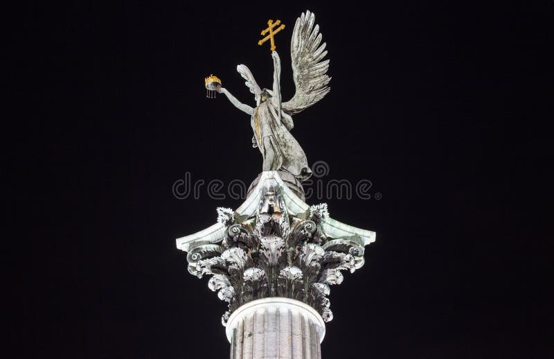 Statue sur la colonne à la place de héros à Budapest photos libres de droits Statue sur la colonne à la place de héros à Budapest photos libres de droits