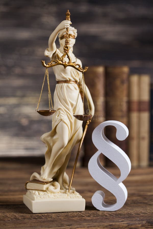 Statue von Damengerechtigkeit, von Gesetzeskonzept und von Paragraphen stockfoto Statue von Damengerechtigkeit, von Gesetzeskonzept und von Paragraphen stockfoto