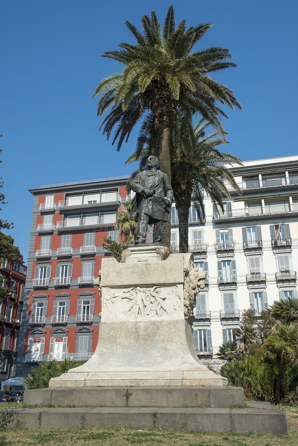 Statue von Giovanni Nicotera auf Marktplatz Vittoria in Neapel, Italien stockfotos Statue von Giovanni Nicotera auf Marktplatz Vittoria in Neapel, Italien stockfotos