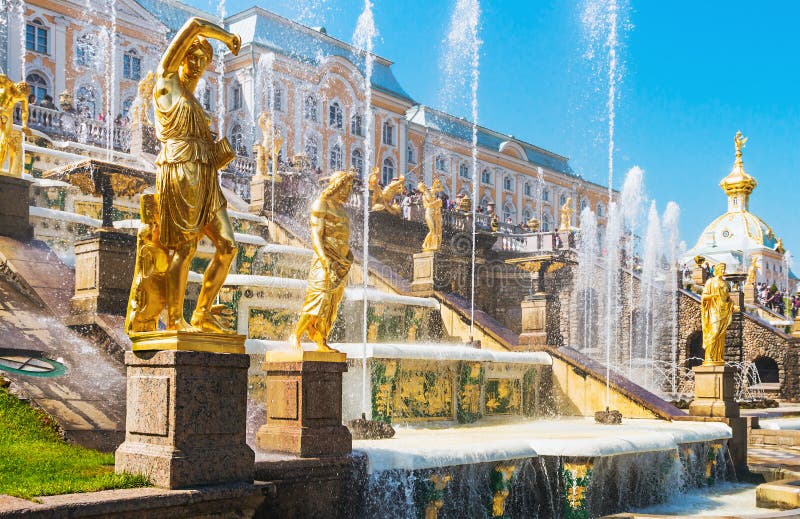 Statue von großartigen Kaskadenbrunnen in Peterhof lizenzfreie stockbilder Statue von großartigen Kaskadenbrunnen in Peterhof lizenzfreie stockbilder